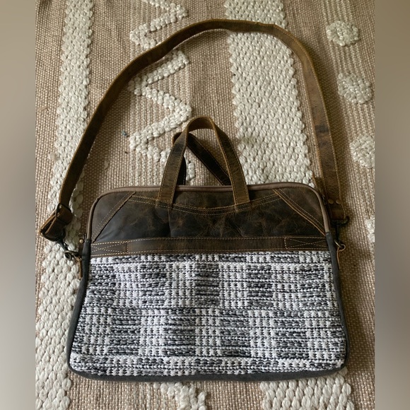 New (without tags) Myra crossbody/computer bag. - Picture 1 of 3